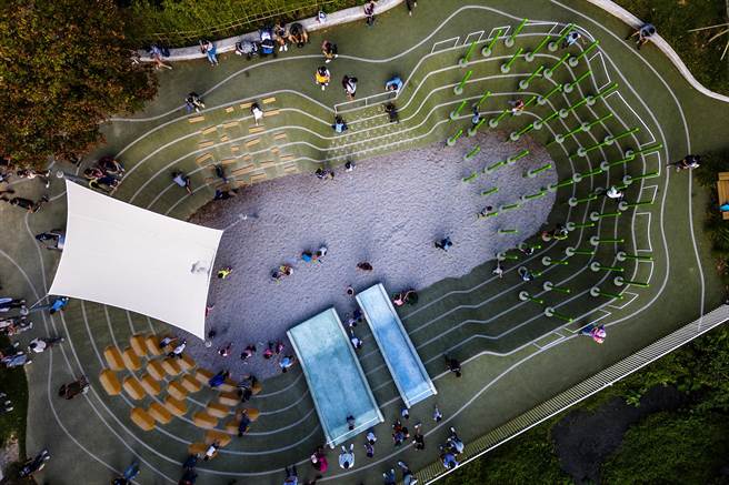 竹北市兴隆公园，地景滑梯暨攀岩区空拍全貌。（罗浚滨摄）