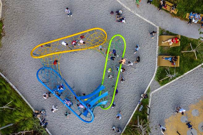 空拍兴隆公园全亚洲第一座森林蝴蝶攀爬网。（罗浚滨摄）