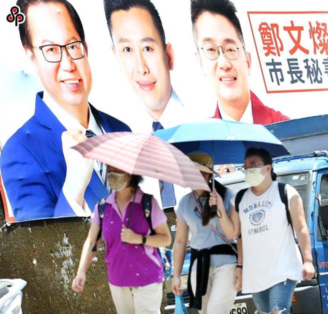 前新竹市长林智坚与桃园市长郑文灿爆出论文抄袭。图为两人日前竞选广告。(本报资料照)