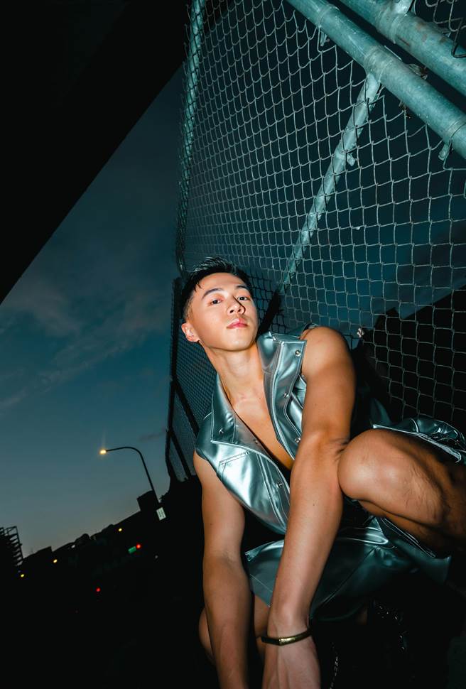 游书庭和知名设计师潘怡良合作，拍出时尚摄影作品。（艾迪升传播提供）