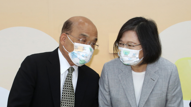 最新民调显示，过半民眾希望苏内阁总辞。左为行政院长苏贞昌，右为总统蔡英文。（中时资料照）