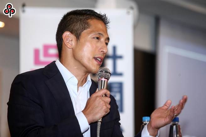 民进党台北市立委补选参选人吴怡农15日召开政见记者会，以「双语政策、多语能力」为题，发表儿童教育政策。他主张每一区设置「学习中心」，以「公办民营」方式，提供平价且优质的儿童英语会话及电脑程式设计课程，并由中央政府相对补助地方政府开办，让一般受薪家庭的小朋友，也有机会接受到全英语的教学环境，并缩短数位的落差。（邓博仁摄）