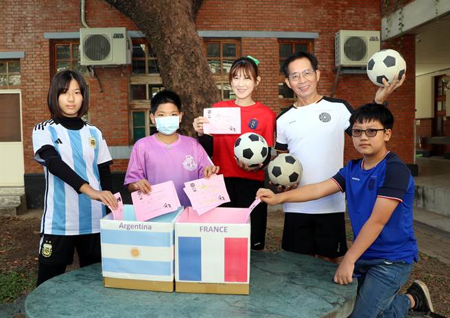 三民国小也搭上此次世足热潮，结合双语教育，用英文向学生介绍进入4强的国家以及足球规则。（高市教育局提供／杨舒婷高雄传真）