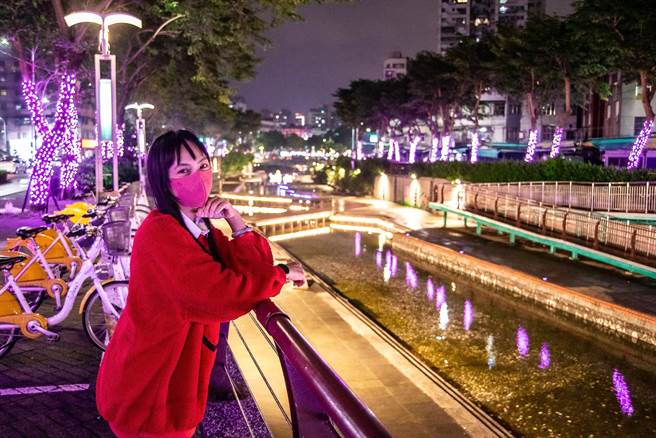 中港大排粉紫色灯海、浪漫的色调，让河廊摇身一变成为梦幻约会圣地。（水利局提供）