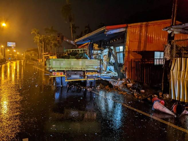 一辆大货车今天凌晨失控衝撞民宅，驾驶张姓男子轻伤送医。（民眾提供／李忠一宜兰传真）