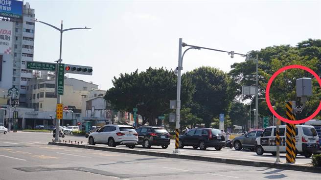 高雄市实施科技执法上线2周共取缔468件违规，其中以苓雅区中正一路与高速公路西侧便道（北向南）最多，共有84件，荣登取缔王。此图红圈处为苓雅区中正一路、大顺三路口科技执法设备。（资料照片）