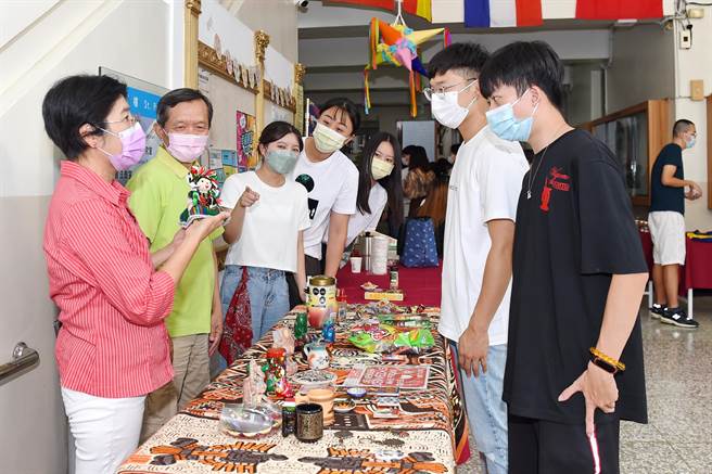 静宜西文系学生每年参与海外专业实习、交换学生及语言研修等计画，人数居全国大学相关系所之冠；并荣获教育部高额学海奖助学金补助。(静宜大学提供)