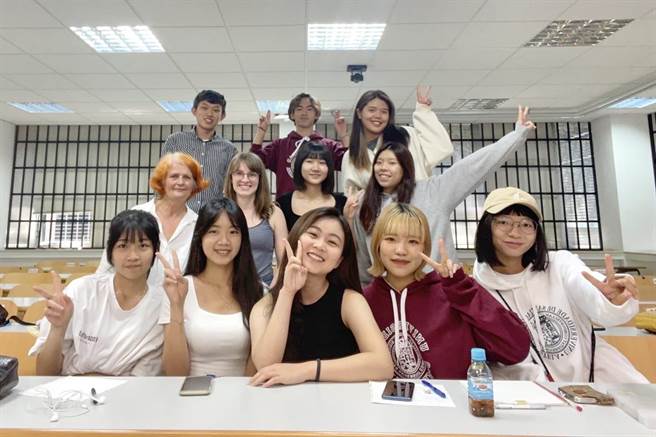 静宜西文系最大特色就是课程与就业连结，透过文化基础，加上语言专业应用，缔造学生多元就业管道。(静宜大学提供)