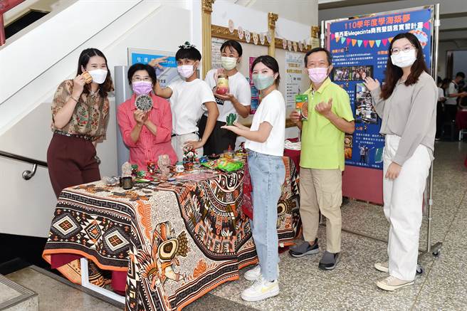 静宜西文系学生并透过教育部学海筑梦计画补助，分别至墨西哥、阿根廷及西班牙的台商及当地企业，进行海外实习。(静宜大学提供)