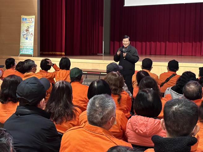 前新北市警察局副局長、新北市政顧問溫枝發分享犯罪偵察與預防。（永和分局提供）