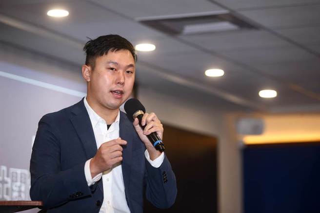 连江县党部主委李问（见图）15日与民进党立委补选参选人吴怡农举行「双语政策、多语国家」政策发表记者会。针对行政院长苏贞昌认为，贸然重启小三通恐让对岸民眾来台抢药，中国大陆的疫情不公开透明。李问表示，很多金马民眾是希望可以尽快恢復小三通，相信很多乡亲非常乐见在过年恢復，而马祖比较没有中国大陆民眾到连江县立医院大量购买药物。（邓博仁摄）