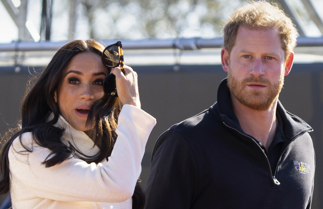 哈利和梅根今年4月在荷兰海牙出席「不屈不挠」运动会（Invictus Games）的神情。（美联社）