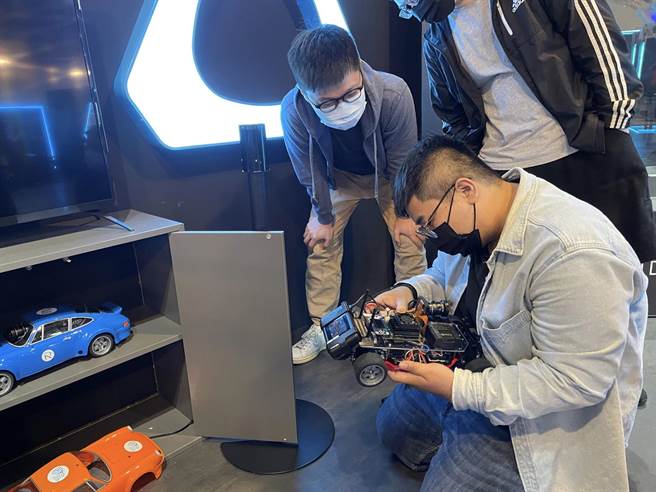 宏達電子公司G Reigns開發的「5G遠端遙控載具操控解決方案」。（宏達電提供）