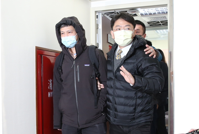 检调搜新竹市长当选人高虹安的立法院委员办公室，并带走办公室主任陈奂宇（左）。（姚志平摄）