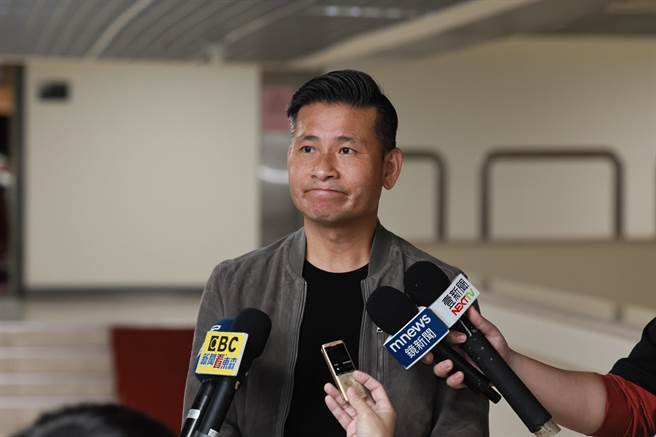 參選副議長的議員秦慧珠認為，不應該講世代交替，戴錫欽則回應，老幹新枝都很重要，世代交替、世代共榮並不衝突。（郭吉銓攝）