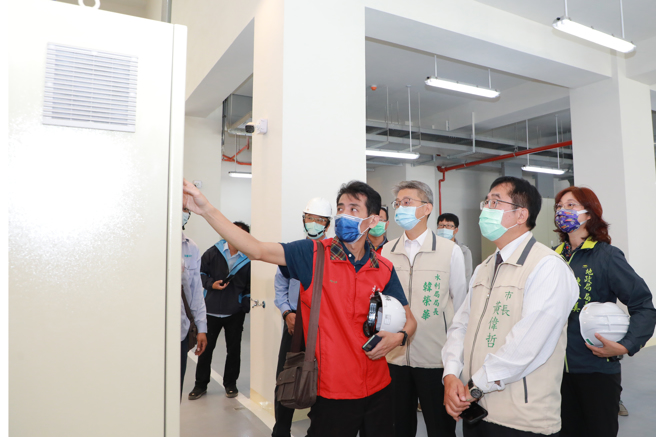 黄伟哲视察臺南市安南区北安商业区市地重划抽水站新建工程进度 。(台南市政府提供)