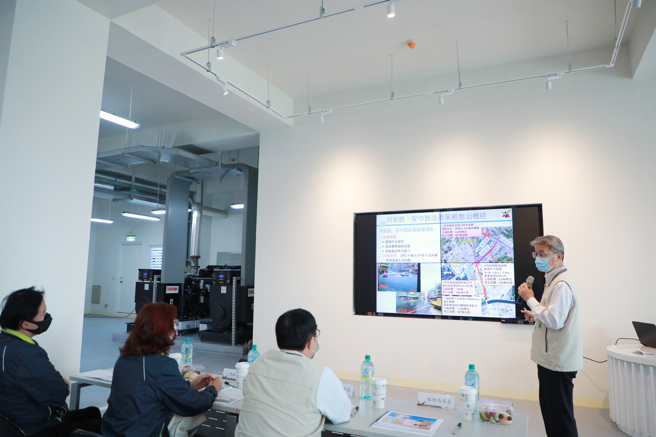 黄伟哲视察臺南市安南区北安商业区市地重划抽水站新建工程进度 。(台南市政府提供)