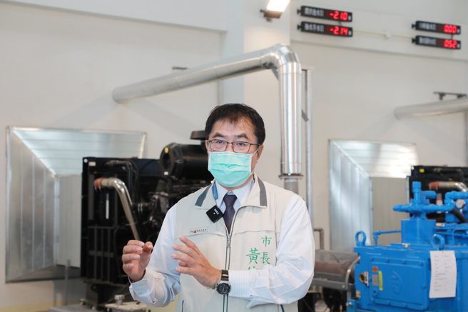 黄伟哲视察臺南市安南区北安商业区市地重划抽水站新建工程进度 。(台南市政府提供)