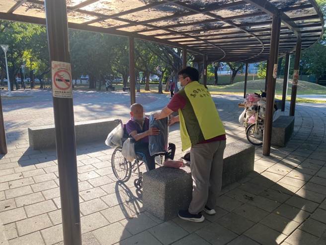 社工人员白天进行保暖物资发放与御寒宣导。 (高雄市社会局提供／林雅惠传真)