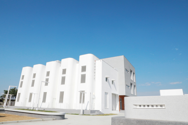 黄伟哲视察臺南市安南区北安商业区市地重划抽水站新建工程进度 。(台南市政府提供)