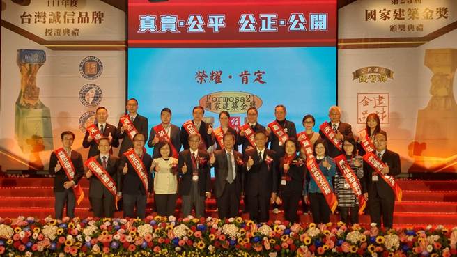 信义乡双龙瀑布七彩吊桥，荣获国家建筑金奖。（南投县政府提供／廖志晃南投传真）