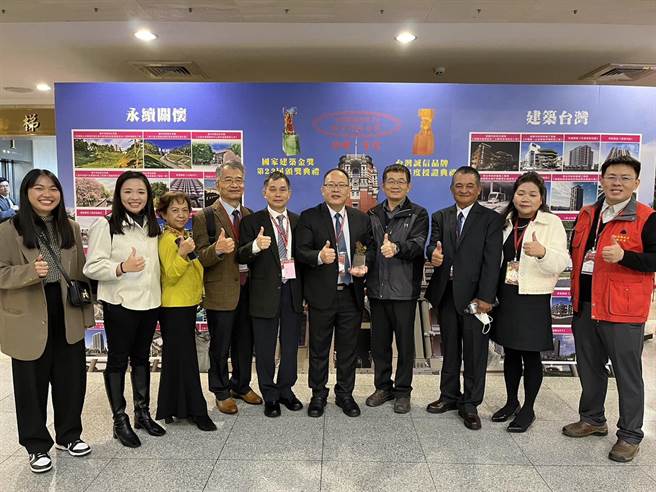 信义乡双龙瀑布七彩吊桥，荣获国家建筑金奖。（南投县政府提供／廖志晃南投传真）