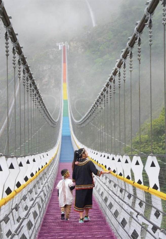 信义乡双龙瀑布七彩吊桥，荣获国家建筑金奖。（南投县政府提供／廖志晃南投传真）