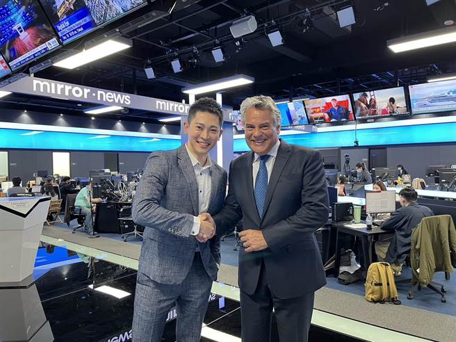 王显瑜与莫德纳全球资深副总裁开心合影。（镜电视提供）