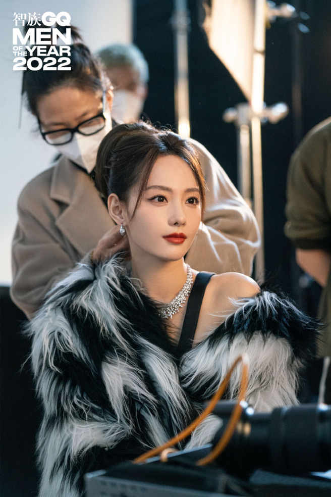 官方释出张嘉倪生图状态超好。(图／取自《智族GQ》微博)