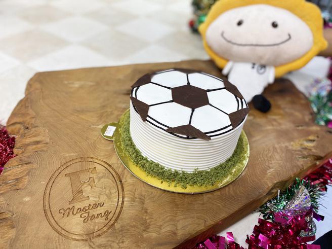 高雄大远百方师傅足球蛋糕，建议售价880元。（远百提供）