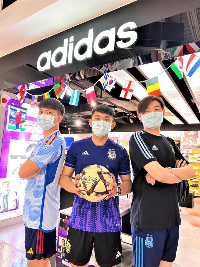 高雄大远百adidas足球系列商品5折起。（远百提供）