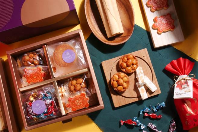 台南老爷行旅「祝好年」双层年节礼盒，内含5款在地特色商品，每款商品既应景又甜入人心。（老爷提供）