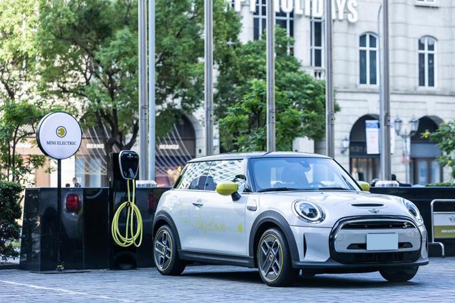 （寒舍艾麗酒店聯手汎德打造電動車城市假期，房客可搶先體驗MINI Electric經典三門純電掀背車。圖／寒舍艾麗酒店提供）