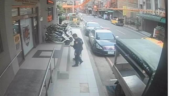 林姓运将14日遇到86岁老太太拦车，她却呆坐车上不知要去哪，运将只好把车开到派出所寻求帮忙。(翻摄照片／蔡依珍桃园传真)