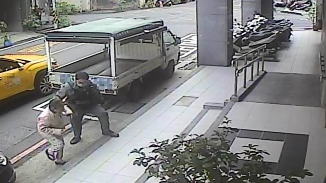 林姓运将14日遇到86岁老太太拦车，她却呆坐车上不知要去哪，运将只好把车开到派出所寻求帮忙。(翻摄照片／蔡依珍桃园传真)