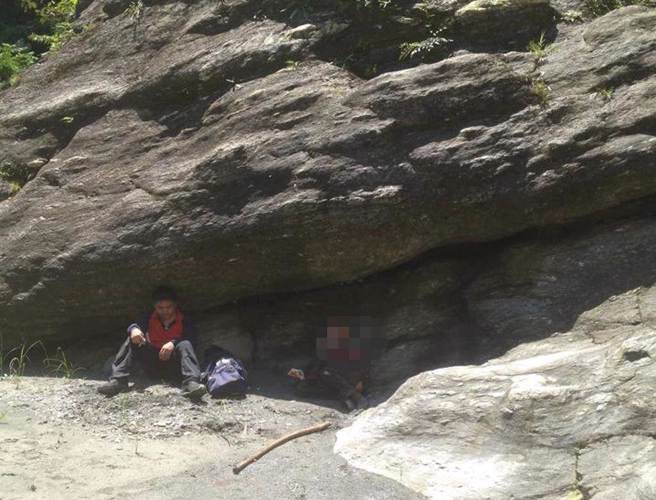 阿嬤陷結界失蹤5天，就在這塊大石頭下方獲救。 (中時資料庫)
