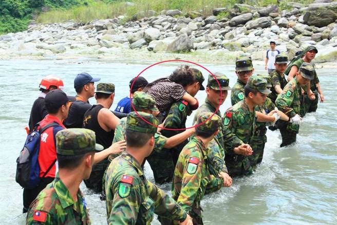 軍警消動員數百人搜尋多日，未料阿嬤就在眼前竟無人發現。(中時資料庫)
