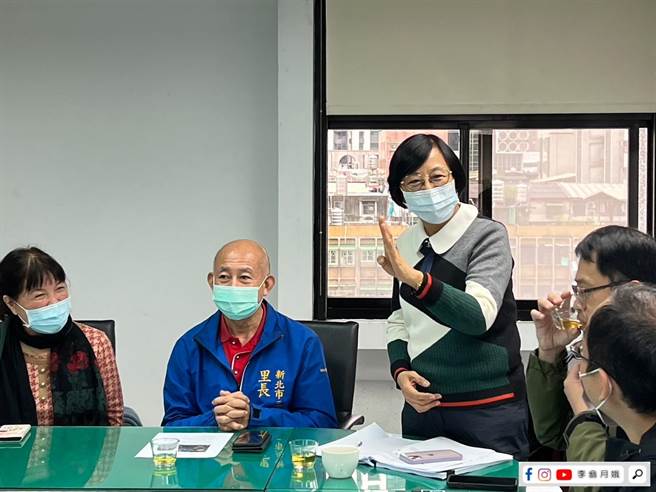 新北市议员李翁月娥在新北市议会无党办公室召集相关单位进行「兴建五华国小教学大楼」说明会。（新北市议员李翁月娥提供）