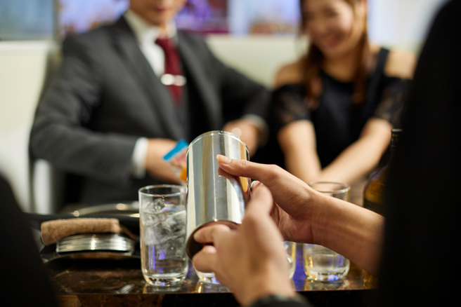 性交派对团主「金鱼村村长」在推特发文称台中七期某商旅将举办性交派对，后来共10名男子报名，2人收取4万6500元费用，当天有3名女子陪同喝酒。（示意图/shutterstock）