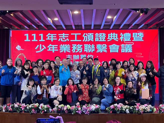 台中市警局少年隊14日舉辦新舊任志工中隊長交接，並表揚37名服務優異的志工。（少年隊提供／張亦惠台中傳真）