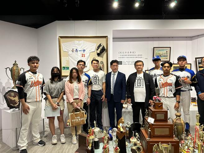 台南一中棒球队今年带着过车祸辞世的学长林佑谦21号球衣，在黑豹旗高中棒球大赛夺下参赛10年来首胜。林佑谦家属15日捐出21号球衣，校方将典藏于校史馆。（曹婷婷摄）
