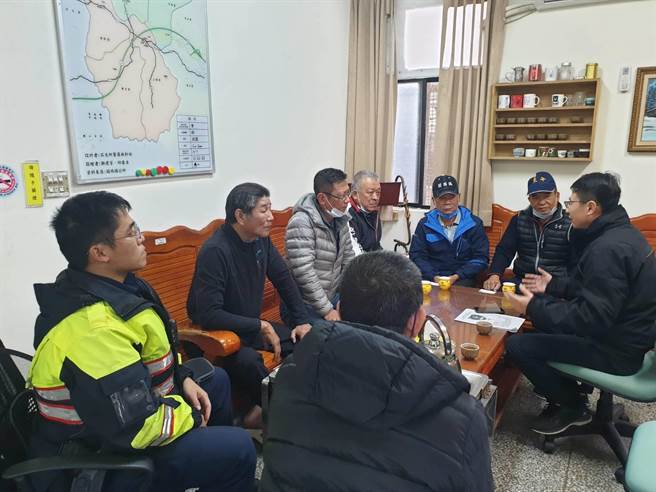 关西镇外6里民对于派出所将只剩1名员警守望感到恐慌，新埔分局15日下午也邀请里长们先说明联合服勤状况。（民眾提供／邱立雅竹县传真）