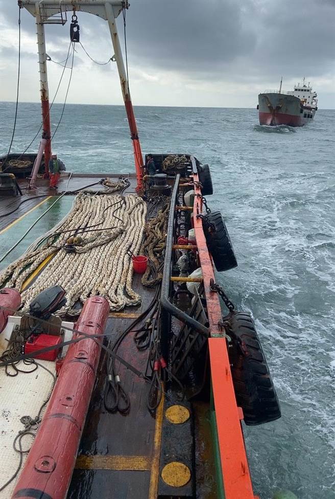 盖亚那籍的大顺发杂货轮，今天清晨风浪减弱时，由大汉公司711拖船拖带安全拖回台中港检修。(民眾提供)