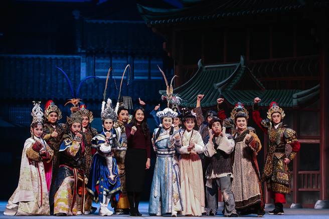 《燕云十六州》主要重新调整剧情，上半场埋线铺陈，下半场则一一引爆，带来全新的震撼。」彩排结束后国家两厅院副艺术总监施馨媛（左4）与演员合影留念。（邓博仁摄）