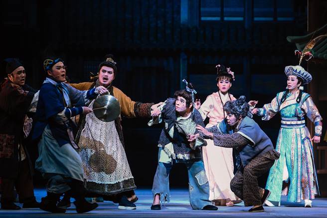 明华园戏剧总团翻新26年未演出的经典作品「燕云十六州」，12月17日至18日将在国家戏剧院演出3场次。明华园当家台柱孙翠凤（右）15日在记者会演出精彩片段。（邓博仁摄）