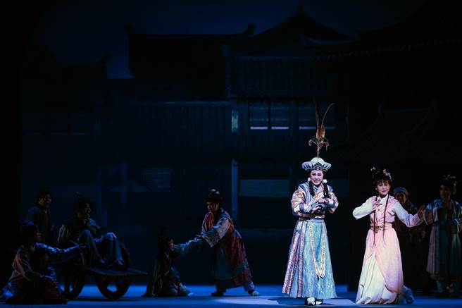 明华园戏剧总团翻新26年未演出的经典作品「燕云十六州」，12月17日至18日将在国家戏剧院演出3场次。明华园当家台柱孙翠凤（左）15日在记者会演出精彩片段。（邓博仁摄）