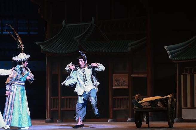 明华园戏剧总团翻新26年未演出的经典作品「燕云十六州」，12月17日至18日将在国家戏剧院演出3场次。明华园当家台柱孙翠凤（左）15日在记者会演出精彩片段。（邓博仁摄）