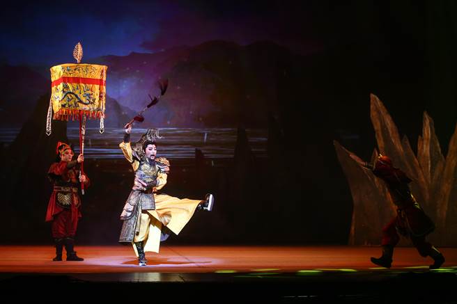 《燕云十六州》获得国家文艺奖肯定，明华园首席编导陈胜国为明华园艺术家族量身打造，由年轻演员担纲要角演出，挑战復刻经典，赋予创作新生命，展现明华园总团的传承力量。（邓博仁摄）