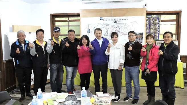 新北市勞工局與社會局聯合表揚捐款人及工會行善團。勞工局長陳瑞嘉（右5）、社會局主秘黃逢明（右3）、捐款人許淑峰理事長與工會代表、文史館成員合影。（新北市勞工局提供）