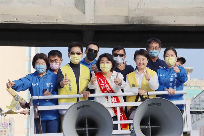台中市长卢秀燕（前排右二）15日第三度到嘉义，与国民党秘书长黄健庭（前排左二）为国民党嘉义市长候选人黄敏惠（前排中）站台，陪同车队扫街。（吕妍庭摄）